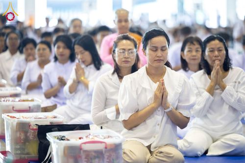 ภาพ No.231988:วันอาทิตย์ที่ 6 กรกฏาคม พ.ศ. 2568 พิธีตักบาตร ข้าวสารอาหารแห้ง  พิธีบูชาข้าวพระ สัมมนาพิเศษราชเหล็ก ณ สภาธรรมกายสากล วัดพระธรรมกาย