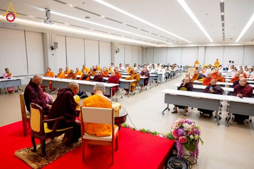 ภาพ No.222627:วันที่ 23 เมษายน พ.ศ. 2568 หลวงพ่อทัตตชีโวต้อนรับคณะสงฆ์เมียนมาร์ ณ อาคาร 100 ปี คุณยายมหารัตนอุบาสิกาจันทร์ ขนนกยูง วัดพระธรรมกาย