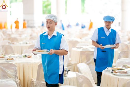 ภาพ No.143150:พิธีถวายภัตตาหารเพื่อเป็นกำลังแห่งการเข้าถึงธรรม ของพระภิกษุสามเณร วัดพระธรรมกาย วันเสาร์ที่ 6 กรกฏาคม พ.ศ. 2567 ณ หอฉันคุณยายอาจารย์ วัดพระธรรมกาย จ.ปทุมธานี