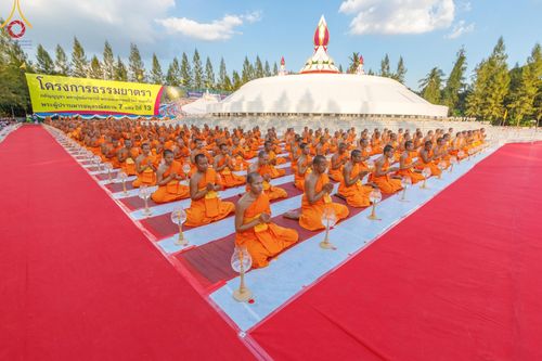 ภาพ No.192613:พิธีจุดประทีปถวายเป็นพุทธบูชา และบูชาธรรมมหาปูชนียาจารย์ ณ อนุสรณ์สถานคลองบางนางแท่น อ.สามพราน จ.นครปฐม ในโครงการธรรมยาตรา กตัญญูบูชา มหาปูชนียาจารย์ พระมงคลเทพมุนี(สด จนฺทสโร) พระผู้ปราบมาร อนุสรณ์สถาน 7 แห่ง ปีที่ 13 วันที่ 10 มกราคม พ.ศ. 2568