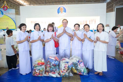 ภาพ No.209302:วันอาทิตย์ที่ 2 มีนาคม พ.ศ. 2568 พิธีตักบาตร ข้าวสารอาหารแห้ง ณ บ้านแก้วเรือนทองคุณยายฯ สภาธรรมกายสากล วัดพระธรรมกาย