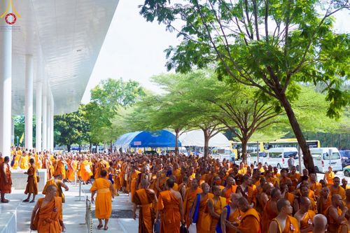 ภาพ No.221528:วันอังคารที่ 22 เมษายน พ.ศ. 2568 ภาพพิธีถวายมหาสังฆทานคณะสงฆ์ 40,000 กว่าวัดทั่วประเทศ เนื่องในวันคุ้มครองโลก ชุดที่ 2 (ปลื้มให้สมการรอคอย) ณ ลานธรรมพระมหาธรรมกายเจดีย์ วัดพระธรรมกาย