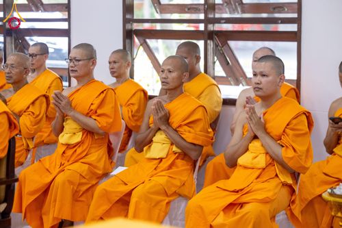 ภาพ No.160769:พิธีเจริญพระพุทธมนต์ และปิดแผ่นทองรูปเหมือน พระเดชพระคุณพระมงคลเทพมุนี (สด จนฺทสโร) พระผู้ปราบมาร จำนวน 3 องค์ วันเสาร์ที่ 5 ตุลาคม พ.ศ. 2567 ณ อาคารปลูกศรัทธา 2 (ชานชลาเดิม) วัดพระธรรมกาย อ.คลองหลวง จ.ปทุมธานี