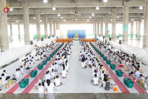 ภาพ No.61973:ตักบาตรฉลองสามเณรใหม่ มัชฌิมธรรมทายาท ณ วิหารคด คอร์ 9 วัดพระธรรมกาย วันที่ 15 เมษายน พ.ศ. 2567