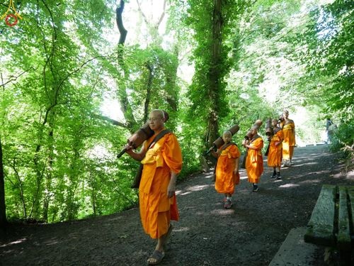 ภาพ No.148765:คณะสงฆ์และสามเณร วัดพระธรรมกายแมนเชสเตอร์  สหราชอาณาจักร จัดเดินธรรมยาตราที่ Peak District National Park , New Mills central , Upper Derwent Visitor Centre, Hope Valley วันอังคารที่ 6 สิงหาคม พ.ศ. 2567