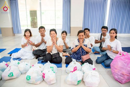 ภาพ No.218019:วันอาทิตย์ที่ 13 เมษายน พ.ศ. 2568 พิธีตักบาตรฉลองสามเณรใหม่ 75 รูป เนื่องในวันสงกรานต์ (โครงการบรรพชาสามเณรฟื้นฟูพระพุทธศาสนาทั่วไทย ประจำปีพุทธศักราช 2568) ณ ศูนย์ปฏิบัติธรรมระยอง(บ้านช่องลม) ตำบลบางบุตร อำเภอบ้านค่าย จังหวัดระยอง