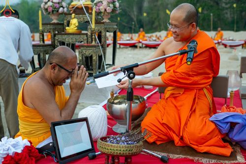 ภาพ No.138608:Photo Story  มหัศจรรย์วัดดงดินแดง Episode 6 พระภิกษุ-สามเณร ในโครงการบรรพชาอุปสมบทหมู่  กว่า 500 รูป และศีลจาริณีกว่า 300 คน ร่วมกันก่อพระเจดีย์ทราย 20,000 องค์ และจุดประทีป  บูชาธรรม 80 ปี หลวงพ่อธมฺมชโย กลางลำน้ำแม่ตื่น