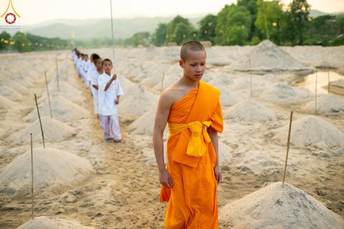 ภาพ No.63243:Photo Story  มหัศจรรย์วัดดงดินแดง Episode 1  พิธีปลงผมนาคธรรมทายาท  ในโครงการบรรพชาอุปสมบทหมู่ ฟื้นฟูพระพุทธศาสนาทั่วไทย วัดดงดินแดง ณ ลำน้ำแม่ตื่น อ.อมก๋อย จ.เชียงใหม่ วันที่ 2 เมษายน พ.ศ. 2567