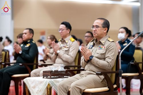 ภาพ No.208929:พระบาทสมเด็จพระเจ้าอยู่หัว ทรงมีพระราชศรัทธาทรงพระกรุณาโปรดเกล้าฯ ให้บำเพ็ญพระราชกุศลถวายภัตตาหารพระราชทาน การสอบบาลีสนามหลวง ณ วัดพระธรรมกาย ย อ.คลองหลวง จ.ปทุมธานี วันที่ 23-24 กุมภาพันธ์ พ.ศ. 2568