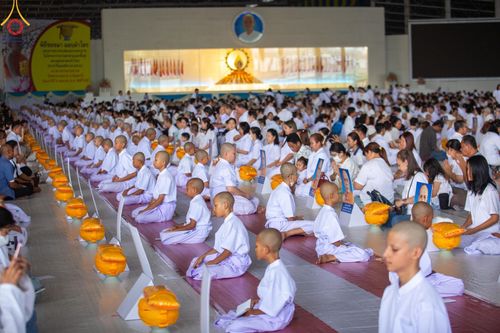 พิธีขอขมามอบผ้าไตร โครงการบรรพชาสามเณร ศูนย์อบรมวัดพระธรรมกาย ณ วัดพระธรรมกาย วันเสาร์ที่ 6 เมษายน พ.ศ. 2567