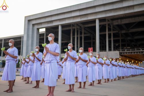 ภาพ No.101391:พิธีเวียนประทักษิณ, พิธีวันทาเจดีย์, พิธีขอขมาและมอบผ้าไตร ในโครงการอุปสมบทหมู่ รุ่นบูชาธรรมมหาปูชนียาจารย์ ณ วัดพระธรรมกาย ในวันที่ 9 ธันวาคม พ.ศ. 2566