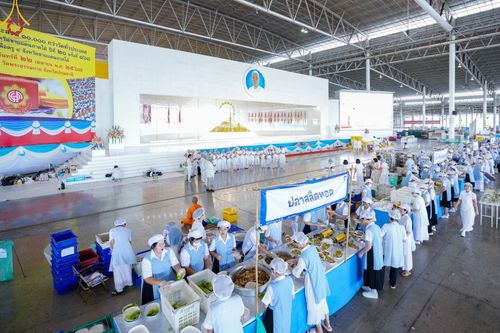 ภาพ No.60182:คณะสงฆ์ 10,000 กว่าวัดฉันภัตตาหารเพล ในวันคุ้มครองโลก วันจันทร์ที่ 22 เมษายน พ.ศ. 2567 ณ สภาธรรมกายสากล วัดพระธรรมกาย