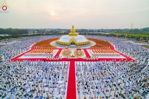 ภาพ No.200575:พิธีจุดประทีปถวายเป็นพุทธบูชา และบูชาธรรมมหาปูชนียาจารย์ ณ อนุสรณ์สถานบางปลา วัดบางปลา อำเภอบางเลน จังหวัดนครปฐม ในโครงการธรรมยาตรา กตัญญูบูชา มหาปูชนียาจารย์ พระมงคลเทพมุนี(สด จนฺทสโร) พระผู้ปราบมาร อนุสรณ์สถาน 7 แห่ง ปีที่ 13 วันที่ 23 มกราคม พ.ศ. 2568
