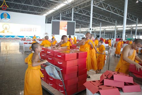 ภาพ No.210842:วันที่ 15 มีนาคม พ.ศ. 2568  บุญบรรจุกล่องไทยธรรม เพื่อถวายแด่พระสังฆาธิการ 40,000 กว่าวัดทั่วไทย ในวันคุ้มครองโลก 22 เมษายน พ.ศ. 2568