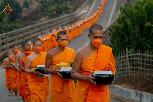 ภาพ No.76352:คณะสงฆ์และสามเณรบิณฑบาต ประเทศบังกลาเทศ วันที่ 11 กุมภาพันธ์ พ.ศ. 2566