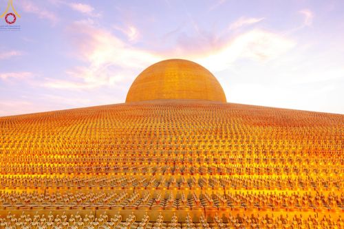 ภาพ No.187711:พิธีตักบาตรฉลองพระใหม่ ต้อนรับพุทธศักราช 2568 ณ ลานธรรมพระมหาธรรมกายเจดีย์ วัดพระธรรมกาย จ.ปทุมธานี วันที่ 1 มกราคม พ.ศ. 2568