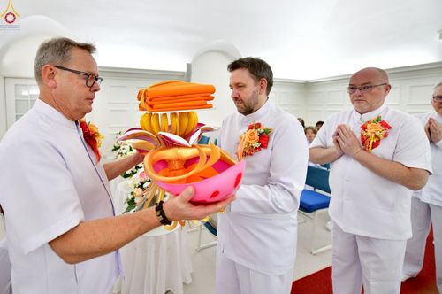 ภาพ No.257358:วันที่ 11 ตุลาคม พ.ศ. 2568 พิธีทอดกฐินสามัคคี  เพื่องานเผยแผ่พระพุทธศาสนา วิชชาธรรมกายสู่ชาวท้องถิ่น ณ วัดพระธรรมกายคอร์ซัวร์ ลุสท์สโกว  ประเทศเดนมาร์ก 