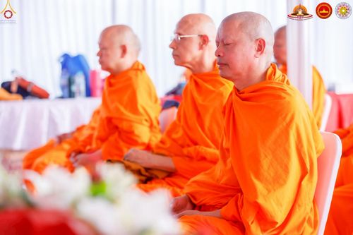 ภาพ No.224446:วันจันทร์ที่ 12 พฤษภาคม พ.ศ. 2568  ชาวพุทธในอินโดนีเซีย ร่วมฉลองวิสาขบูชาจุดประทีปกว่า 200,000 ดวง ณ พระมหาเจดีย์บรมพุทโธ  เจริญพุทธมนต์ถวาย “พระวชิรเกล้าเจ้าอยู่หัว”