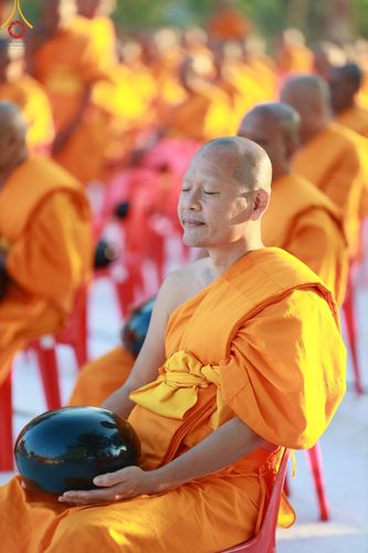 ภาพ No.195308:พิธีตักบาตรพระธรรมยาตรา ณ อนุสรณ์สถานลำดับที่ 3 สถานที่เกิดใหม่ในเพศสมณะ วัดสองพี่น้อง ต.ต้นตาล อ.สองพี่น้อง จ.สุพรรณบุรี ในโครงการธรรมยาตรา กตัญญูบูชา มหาปูชนียาจารย์ พระมงคลเทพมุนี(สด จนฺทสโร) พระผู้ปราบมาร ปีที่ 13 วันที่ 15 มกราคม พ.ศ.2568