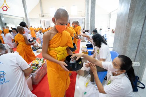 ภาพ No.86017:งานบุญครบรอบ 12 ปี ณ ศูนย์อบรมเยาวชนนครปฐม วันเสาร์ ที่ 19 สิงหาคม พ.ศ. 2566 พิธีทอดผ้าป่าบำรุงศูนย์ และพิธีเจริญพระพุทธมนต์ ฉลองหอฉันคุณยายฯ ประธานสงฆ์  พระมหาคมสัน  ธมฺมาสนฺโน ประธานบุญพิธี กัลฯสุนทรินทร์  จันทนา และคณะเจ้าภาพจังหวัดนครปฐม