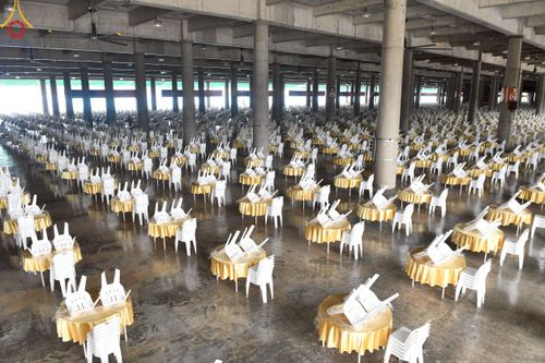 ภาพ No.218425:วันที่ 15 - 18 เมษายน พ.ศ. 2568 การเตรียมภาชนะสำหรับถวายภัตตาหาร , การจัดโต๊ะเก้าอี้ในลานธรรม , การแพ็คพัสดุงานต้อนรับ เพื่องานวันคุ้มครองโลก 22 เมษายน พ.ศ.2568 วัดพระธรรมกาย