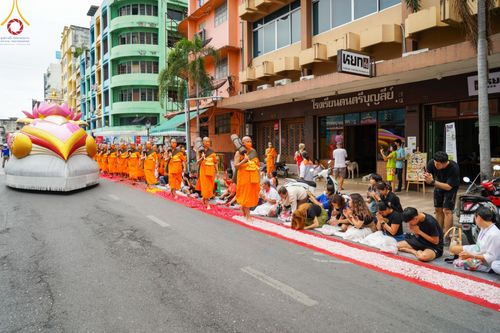 ภาพ No.128453:พิธีอัญเชิญพระบรมสารีริกธาตุ " ใจกลางเมืองนครหาดใหญ่ " เพื่อประดิษฐาน ณ มหารัตนเจดีย์สิริปทุมสวรรค์ (เจดีย์อริยพุทธะ 5 พระองค์) ศูนย์ปฏิบัติธรรมภาคใต้ อ.บางกล่ำ จ.สงขลา  วันที่ 9 มีนาคม พ.ศ. 2567 (ชุดที่ 2)