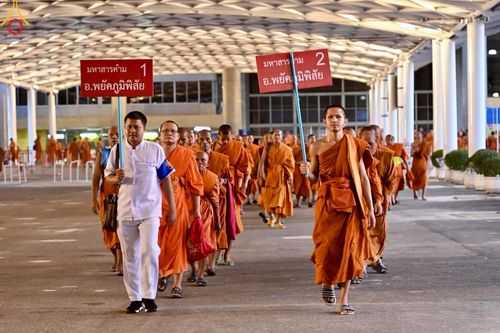 ภาพ No.219243:บรรยากาศการเดินทางเข้าวัดพระธรรมกาย , การต้อนรับปฏิสันถาร , การฉันภัตตาหารเช้า , การลงทะเบียนพระสังฆาธิการ  เนื่องในวันคุ้มครองโลก พิธีถวายมหาสังฆทานคณะสงฆ์ 40,000 กว่าวัดทั่วประเทศ ณ วัดพระธรรมกาย