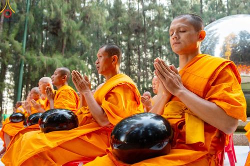 ภาพ No.190190:พิธีตักบาตรพระธรรมยาตรา ณ อนุสรณ์สถานลำดับที่ 1 สถานที่เกิดด้วยรูปกายเนื้อ อนุสรณ์สถานมหาวิหารพระมงคลเทพมุนี (โลตัสแลนด์) อ.สองพี่น้อง จ.สุพรรณบุรี ในโครงการธรรมยาตรา กตัญญูบูชา มหาปูชนียาจารย์ พระมงคลเทพมุนี(สด จนฺทสโร) พระผู้ปราบมาร อนุสรณ์สถาน 7 แห่ง 
