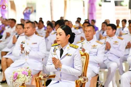 ภาพ No.138930:กิจกรรมเฉลิมพระเกียรติ สมเด็จพระนางเจ้าฯ พระบรมราชินี เนื่องในโอกาสวันเฉลิมพระชนมพรรษา พิธีเจริญพระพุทธมนต์ , ทำบุญตักบาตรพระสงฆ์ ถวายพระราชกุศล , พิธีถวายเครื่องราชสักการะ , และพิธีจุดเทียนถวายพระพรชัยมงคล วันที่ 3 มิถุนายน พ.ศ. 2567 ณ อาคารโถงช้าง วัดพ