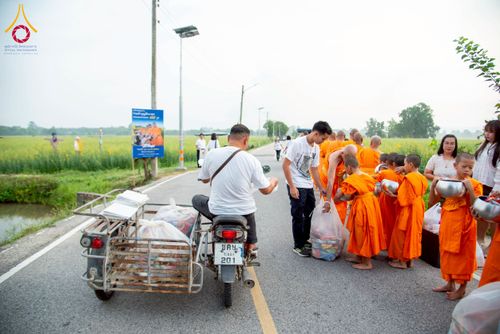 ภาพ No.217905:วันศุกร์ที่ 11 เมษายน พ.ศ. 2568 พระและสามเณร 99 รูป จากศูนย์ปฏิบัติธรรมระยอง(บ้านช่องลม) บิณฑบาต ณ ทุ่งปอเทือง ต.บางบุตร อ.บ้านค่าย จ.ระยอง เพื่อเป็นการฝึกสามเณรภาคฤดูร้อน ผ่านกิจวัตรบิณฑบาตในพื้นที่ชุมชน