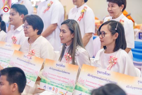 ภาพ No.197324:พิธีเจริญพระพุทธมนต์ ปฏิบัติธรรม มอบทุนการศึกษา ถวายสังฆทาน 108 วัด เพื่อถวายเป็นพุทธบูชา และขับเคลื่อนโครงการหมู่บ้านรักษาศีล 5 โดยคณะสงฆ์จังหวัดนนทบุรี คณะศิษยานุศิษย์วัดพระธรรมกาย โครงการธรรมยาตรา ปีที่ 13 ณ วัดตะเคียน อ.บางกรวย จ.นนทบุรี