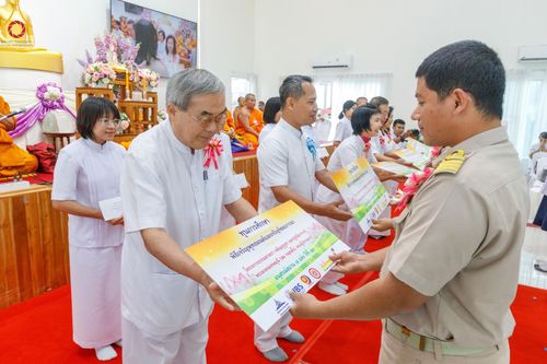 ภาพ No.190266:พิธีเจริญพระพุทธมนต์ ปฏิบัติธรรม มอบทุนการศึกษา ถวายสังฆทาน 141 วัด เพื่อถวายเป็นพุทธบูชา และขับเคลื่อนโครงการหมู่บ้านรักษาศีล 5 โดยคณะสงฆ์จังหวัดสุพรรณบุรี คณะศิษยานุศิษย์วัดพระธรรมกาย โครงการธรรมยาตรา ปีที่ 13 ณ ศูนย์ปฏิบัติธรรมพระมงคลเทพมุนี