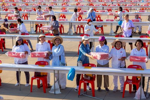 ภาพ No.225024:วันที่ 20 - 27 เมษายน พ.ศ. 2568 "ภาพแห่งความปลื้มที่ไม่มีวันจบ" คณะสงฆ์สามเณร เจ้าหน้าที่ และสาธุชน ร่วมแรงร่วมใจกันเตรียมงานและเก็บงาน เพื่อวันคุ้มครองโลก พิธีถวายมหาสังฆทานคณะสงฆ์ 40,000 กว่าวัดทั่วประเทศ