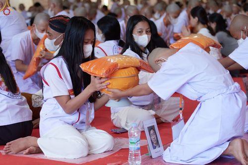 ภาพ No.67944:พิธีขอขมามอบผ้าไตรและบาตร แด่นาคธรรมทายาท ณ ประเทศอินโดนีเซีย เมื่อวันที่ 17 ธันวาคม พ.ศ. 2565