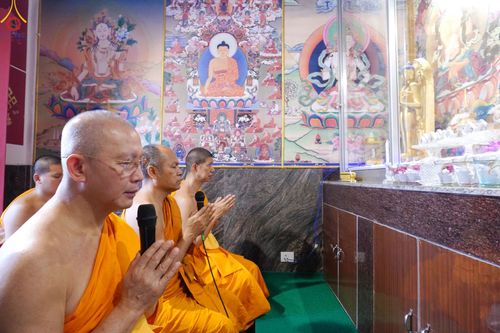 ภาพ No.80609:พิธีถวายพระบรมสารีริกธาตุแด่พระเดชพระคุณหลวงพ่อดร. ไมตรี ศากยะ เจ้าอาวาสวัดอานันทกุฏิ เพื่อประดิษฐานในเจดีย์สภาสงฆ์นิกายเถรวาท มหายานและวัชรยานแห่งเนปาล (Dharmodaya Sabha) ณ ลุมพินี ประเทศเนปาล  วันที่ 1 พฤษภาคม พ. ศ. 2566