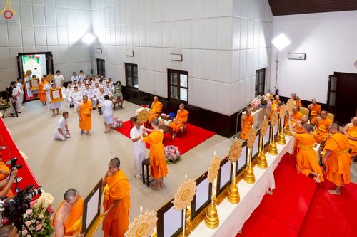 ภาพ No.230905:วันอังคารที่ 1 กรกฎาคม พ.ศ. 2568 ผู้ว่าราชการจังหวัดปทุมธานี เป็นประธานพิธีต้อนรับ สัญญาบัตร พัดยศ พระครูสัญญาบัตรสายต่างประเทศ วัดพระธรรมกาย ประจำปี พ.ศ. 2568 จำนวน 19 รูป