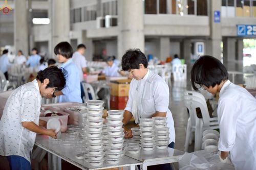 ภาพ No.239951:วันที่ 20-23 สิงหาคม พ.ศ. 2568 การเตรียมงานวันธรรมชัย ใส่ถ่านประทีป LED ที่วิหารคด 7 และ 25 วัดพระธรรมกาย