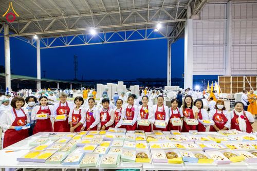 ภาพ No.203641:พิธีถวายภัตตาหารเป็นสังฆทาน แด่พระธรรมยาตรา ณ วัดพระธรรมกาย ตำบลคลองสาม อำเภอคลองหลวง จังหวัดปทุมธานี ในโครงการธรรมยาตรา กตัญญูบูชา มหาปูชนียาจารย์ พระมงคลเทพมุนี(สด จนฺทสโร) พระผู้ปราบมาร อนุสรณ์สถาน 7 แห่ง ปีที่ 13 วันที่ 30 มกราคม พ.ศ. 2568