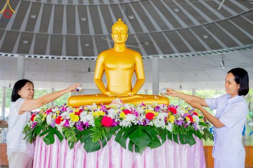 ภาพ No.217486:วันจันทร์ที่ 14 เมษายน พ.ศ. 2568 กิจกรรมสรงน่ำพระ สั่งสมบุญเนื่องในเทศกาลสงกรานต์ 14-16 เมษายน พ.ศ.2568 เวลา 06:00-13:00 น. ณ หอฉันคุณยายอาจารย์ฯ วัดพระธรรมกาย