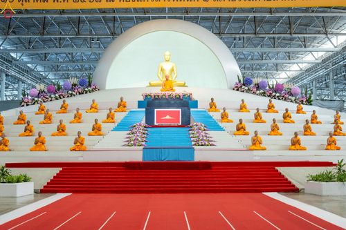 ภาพ No.251222:วันที่ 10 ตุลาคม พ.ศ. 2568 พิธีปฏิบัติธรรม ในวันคล้ายวันเกิด 141 ปี พระมงคลเทพมุนี (สด จนฺทสโร) พระผู้ปราบมาร ณ สภาธรรมกายสากล วัดพระธรรมกาย