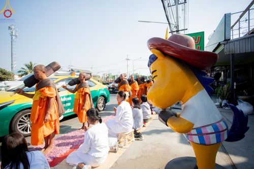 ภาพ No.201979:พิธีต้อนรับพระธรรมยาตรา ณ อนุสรณ์สถานลำดับที่ 7 สถานที่ขยายวิชชาธรรมกาย วัดพระธรรมกาย ต.คลองสาม อ.คลองหลวง จ.ปทุมธานี ในโครงการธรรมยาตรา กตัญญูบูชา มหาปูชนียาจารย์ พระมงคลเทพมุนี(สด จนฺทสโร) พระผู้ปราบมาร อนุสรณ์สถาน 7 แห่ง ปีที่ 13 วันที่ 26 มกราคม 2568