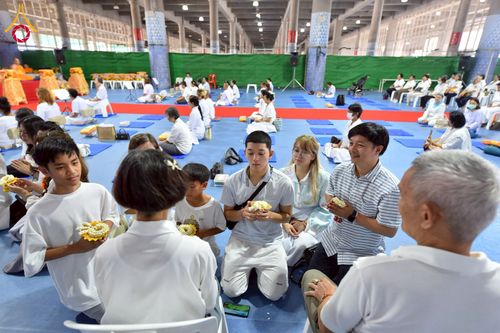 ภาพ No.238065:วันอังคารที่ 12 สิงหาคม พ.ศ. 2568 กิจกรรมวันแม่แห่งชาติ พิธีเปิดห้องปฎิบัติธรรม "กลางใส ใจสว่าง" (World Inner Peace Meditation Room) พิธีลูกกราบคุณแม่-คุณพ่อ พิธีทอดผ้าป่ากองทุนเลี้ยงพระ&กฐิน 30,000 วัด(บูชาธรรมหลวงพ่อ) พิธีไถ่โคท้อง 2 ตัว  ณ วิหารคด 2 ว