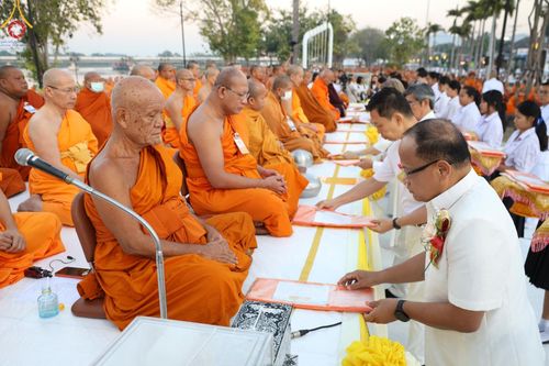 ภาพ No.184689:พิธีตักบาตรพระ 10,000 รูป ครั้งที่ 3 เนื่องในโอกาส 193 ปี จังหวัดกาญจนบุรี อุทิศส่วนกุศลให้แด่บรรพชน และเพื่อช่วยเหลือผู้ประสบภัยพิบัติต่างๆ วันเสาร์ที่ 21 ธันวาคม พ.ศ. 2567