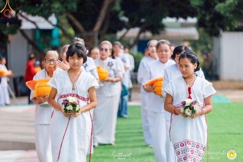 ภาพ No.215921:วันพฤหัสบดีที่ 3 เมษายน พ.ศ. 2568 พิธีบรรพชาสามเณร ภาคฤดูร้อน รุ่นที่ 15  บูชาธรรมหลวงพ่อธัมมชโย 81 ปี 81 รูป ณ ศูนย์ปฏิบัติธรรมสวนผึ้ง จ.ราชบุรี