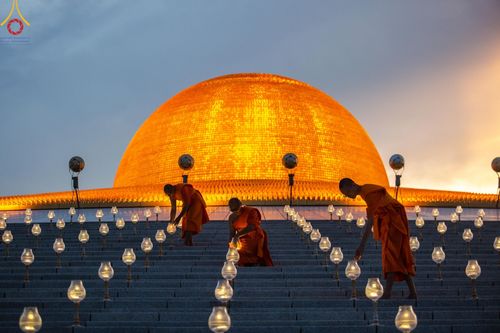 ภาพ No.150274:พิธีจุดประทีป และพิธีฉลองชัยสวดมนต์ บทธัมมจักกัปปวัตตนสูตร ครบ 6,668,272,727 จบ เนื่องในวันธรรมชัย 27 สิงหาคม พ.ศ. 2567 ณ มหารัตนวิหารคด วัดพระธรรมกาย