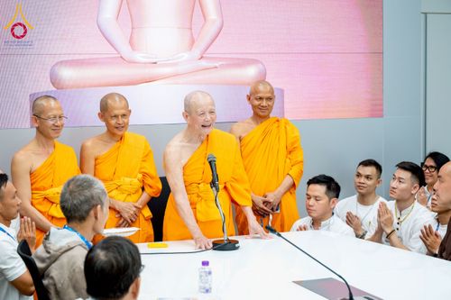 ภาพ No.222460:วันที่ 21 เมษายน พ.ศ. 2568 หลวงพ่อทัตตชีโวให้โอวาททีมงานอาสาสมัครเวียดนาม ณ อาคาร 100 ปี คุณยายมหารัตนอุบาสิกาจันทร์ ขนนกยูง วัดพระธรรมกาย