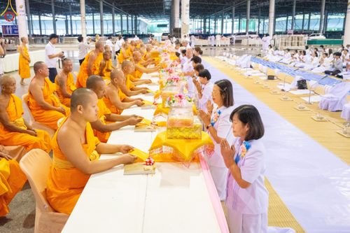 ภาพ No.188482:พิธีถวายภัตตาหารเป็นสังฆทาน แด่พระธรรมยาตรา ในโครงการธรรมยาตรา กตัญญูบูชา มหาปูชนียาจารย์ พระมงคลเทพมุนี(สด จนฺทสโร) พระผู้ปราบมาร อนุสรณ์สถาน 7 แห่ง ปีที่ 13 ณ สภาธรรมกายสากล วัดพระธรรมกาย วันที่ 3 มกราคม พ.ศ. 2568