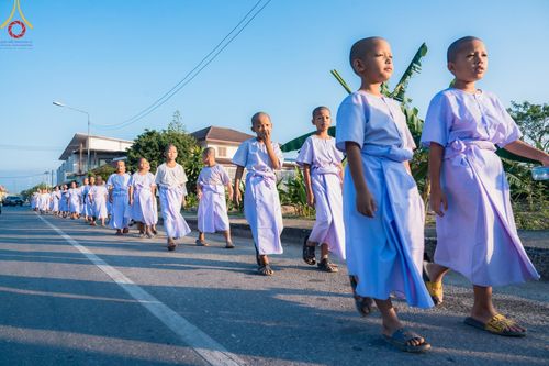 ภาพ No.133411:พิธีขอขมารับผ้าไตร, พิธีบรรพชาสามเณร, สามเณรออกบิณฑบาต ในโครงการบรรพชาสามเณร ฟื้นฟูพระพุทธศาสนาทั่วไทย  ณ ศูนย์ปฏิบัติธรรม และอบรมเยาวชนเมืองยะลา วันที่ 3 เมษายน พ.ศ. 2567