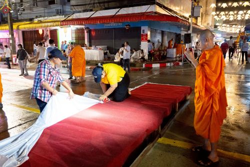 ภาพ No.245792:วันที่ 13-14 กันยายน พ.ศ. 2568 เจ้าหน้าที่ทุกสถานะ ทุกส่วนงาน ร่วมแรงร่วมใจ ปฏิบัติหน้าที่ เตรียมงาน เก็บงาน ตักบาตรพระ 555 รูป อ.เบตง จยะลา