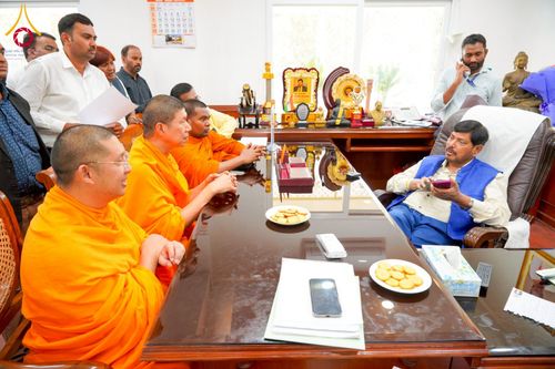 ภาพ No.213381:วันที่ 26 มีนาคม พ.ศ. 2568 วัดพระธรรมกายและมูลนิธิธรรมกาย มอบพระธรรมกายบรรจุพระธาตุแก่รัฐมนตรีว่าการกระทรวงยุติธรรมฯ ประเทศอินเดีย